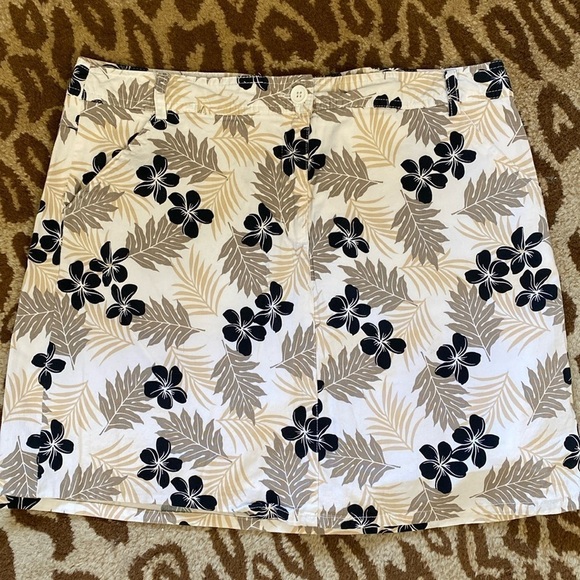 White Stag Pants - White Stag floral skort Women’s Sz 14 Cotton spandex tropical pockets Beach